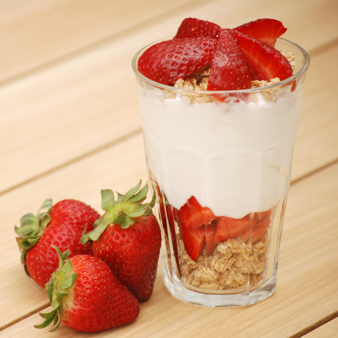 STRAWBERRY & GRANOLA YOGURT PARFAIT